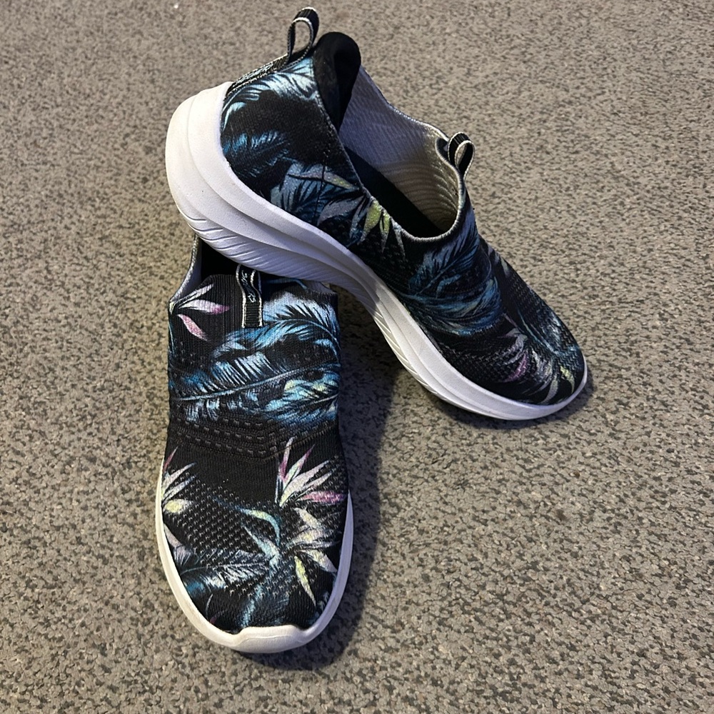 Skechers Memory Foam Palm print slip ons
